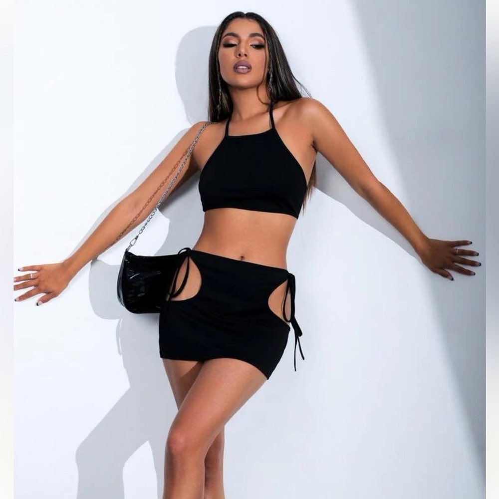 Selling set in great condition worn  once! Pet and smoke free home